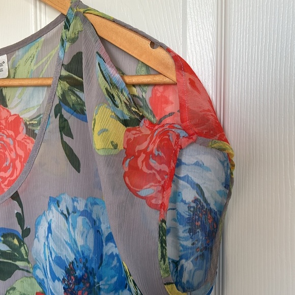 Sheer flowy floral top - Picture 3 of 4
